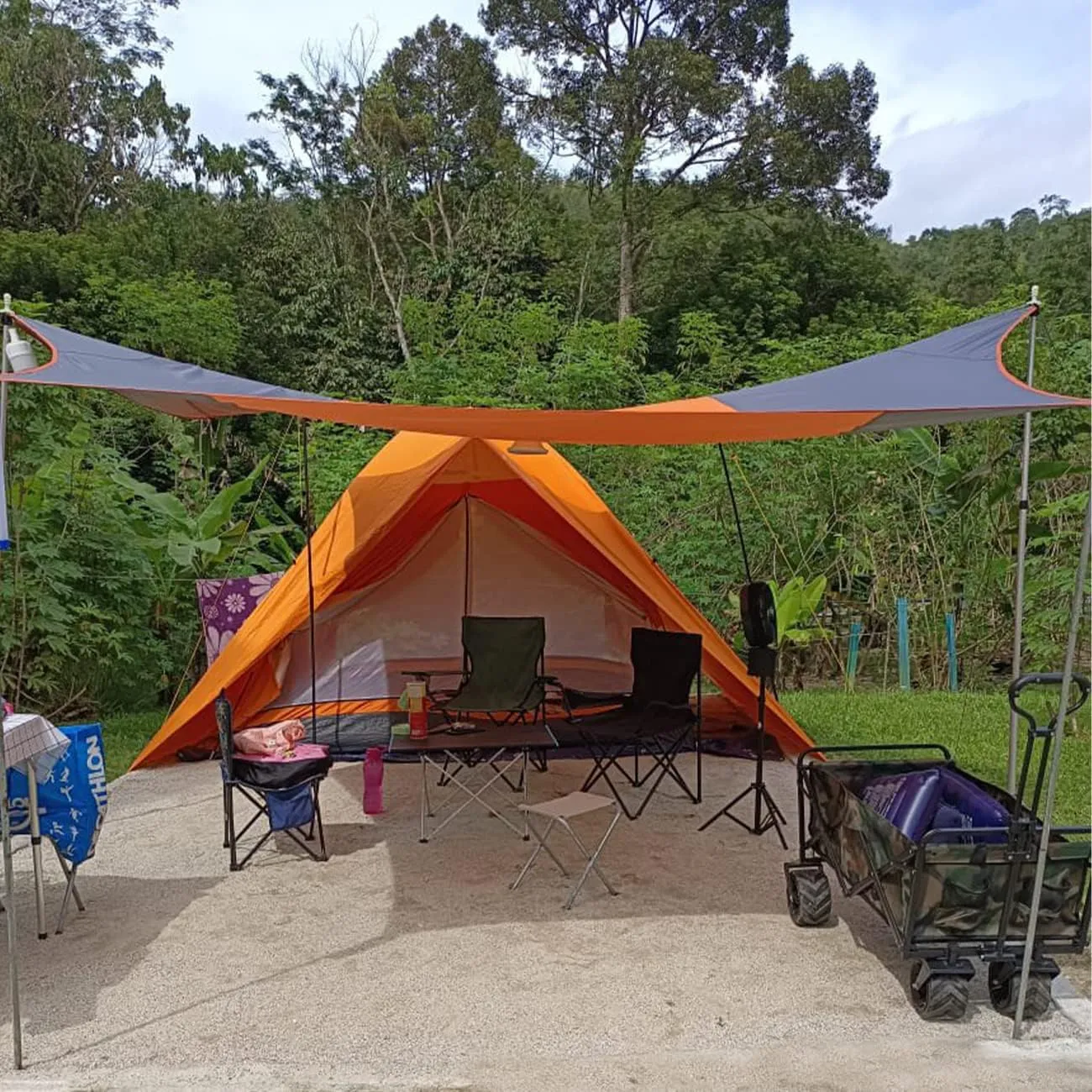 13.5 * 13.5ft Camping Tarp Shelter with Poles Large Tent Tarp Waterproof Rain Fly for Hammock Cover Bushcraft Picnic Backpacking Outdoor Survival