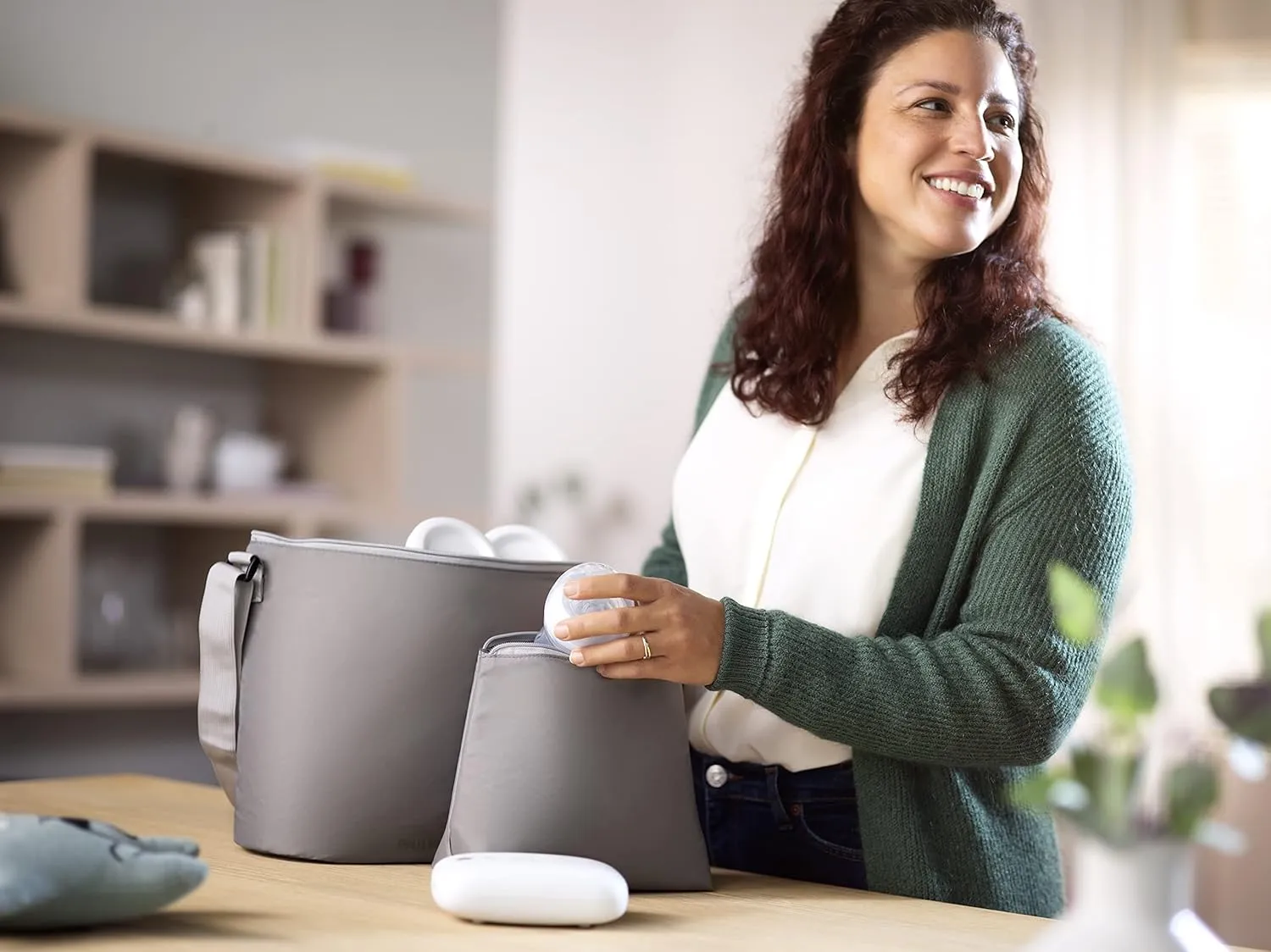 Philips AVENT Double Electric Breast Pump Advanced, with Natural Motion Technology, with Clear Natural Response Baby Bottles, White Pump, Gray Bag, Pouch, and Belt, SCF394/62