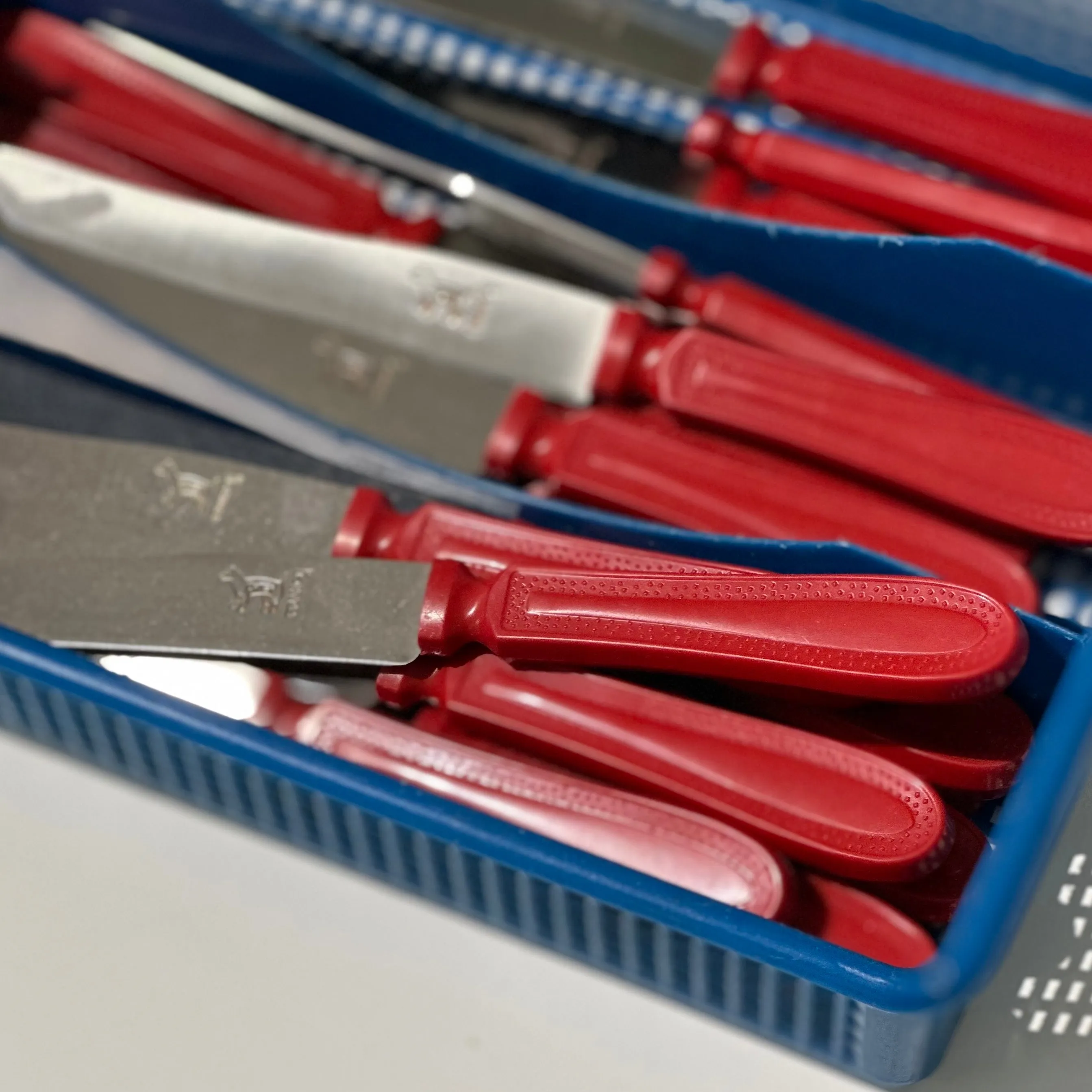 "Le Chien" knife red handle